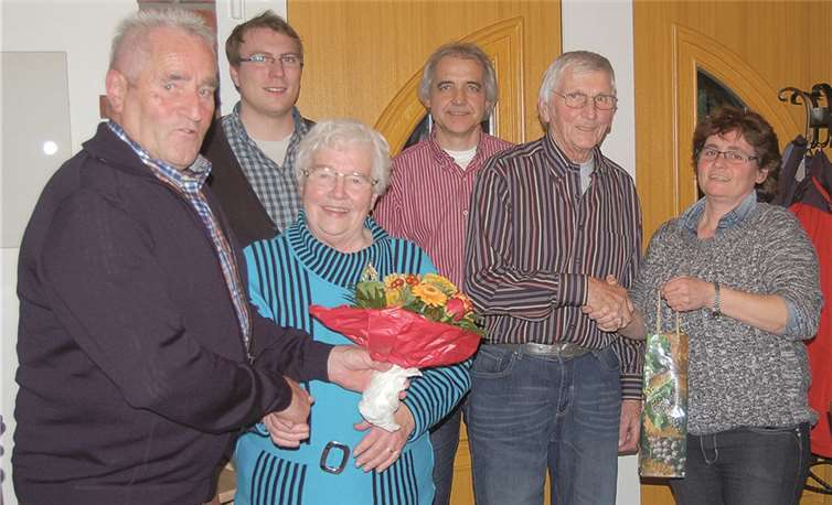 Gratulation für die ältesten Teilnehmer des Ausflugs (v. l.): Johannes Zepp (stellvertretender Ortsvorsteher), Sebastian Goerke (Ortsbeirat), Anna Groß, Hans-Werner Adams (Ortsbeirat), Josef Tietz, Ortsvorsteherin Helga Schmitt-Federkeil. privat