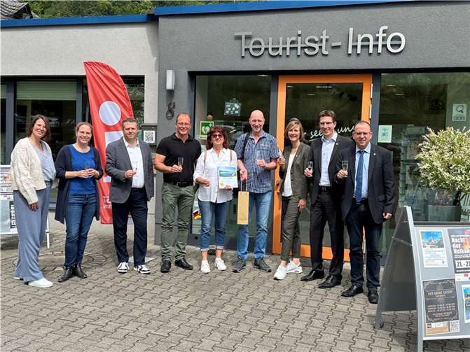 Gratulation für glückliche Jubiläumsgäste (von links). Lea Port, Annika Chagas da Silva, Steffen Steckbauer, Geschäftsführer der Klosterbetriebe Maria Laach, Jörg Lempertz, Bürgermeister VG Mendig, Angelika und Martin Zöller, Sarah Stein, Geschäftsführerin Vulkanregion Laacher See, Sebastian Busch, Bürgermeister VG Pellenz, und Johannes Bell, Bürgermeister VG Brohltal.  Foto: Vulkanregion Laacher See/Stefan Pauly