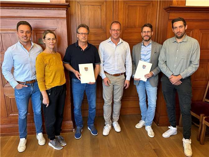 Gratulation für zwei verdiente Mitarbeiter (v.l.): Büroleiter Fabian Schneider, Gleichstellungsbeauftragte Caroline Hamann, Ewald Knechtges, Bürgermeister Jörg Lempertz, Andreas Loeb und Personalratsvorsitzender Florian Rieser.  Foto: Stefan Pauly/VG-Verwaltung Mendig