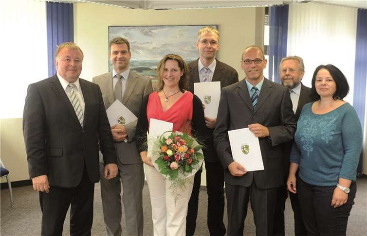 Gratulation im Kreis von Kollegen: Dr. Jürgen Pföhler (von links) mit Sascha Hurtenbach, Tanja Adriany, Bernd Kemme und Oliver Retterath. Kreisverwaltung Ahrweiler