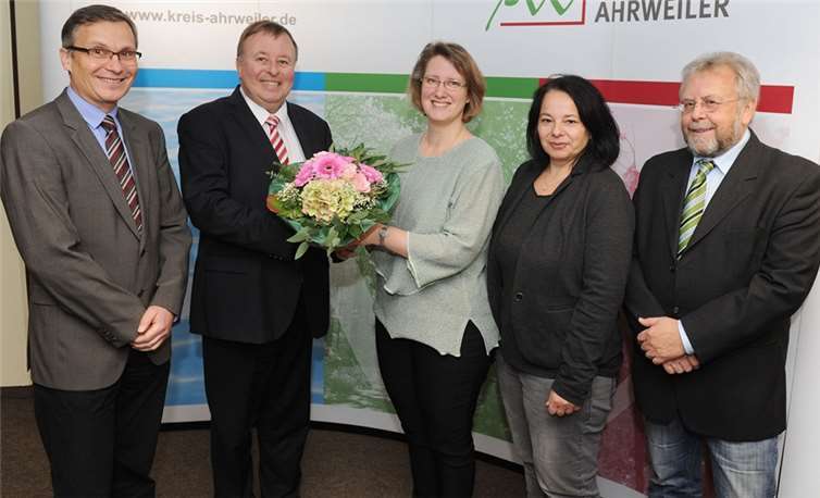 Gratulation im Kreishaus: Bernd Frison (v.l.), Dr. Jürgen Pföhler und Astrid Menzen mit Rita Gilles (Gleichstellungsbeauftragte) und dem Personalratsvorsitzenden Peter Schmelter. Kreisverwaltung Ahrweiler