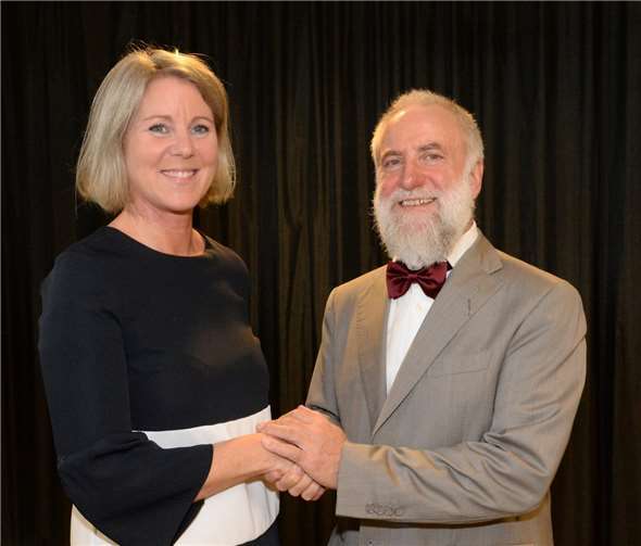 Gratulation und Dank: Dank anDr. Alfred Marmann für seine Arbeitund Gratulation der neuen Geschäftsführerin der Förder- und Wohnstätten Iris Schubertzur Aufnahme ihrer neuen Position.