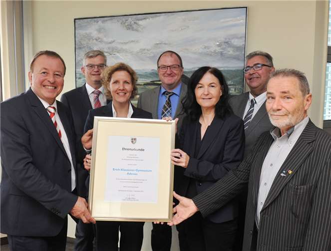 Gratulation und Dank für die Adenauer Bachpaten: Dr. Jürgen Pföhler (v. l.), Harald Fuchs, Claudia Meise, Guido Nisius, Christa Killmaier-Heimermann, Rainer Müller und Winfried Sander. Kreisverwaltung Ahrweiler/Gausmann