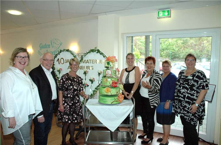 Gratulation und Mitarbeiterehrungen: (v.li). Marion Berschbach (Zehn Jahre), Hans Schäfer (Heimbeirat), Martina Nachtsheim (Pflegedienstleitung), Michaela Sebastian (Einrichtungsleitung), Ingrid Näkel-Surges (1. Beigeordnete Verbandsgemeinde Altenahr), Gabi Lüke (Zehn Jahre), Marie-Luise Witsch (Zehn Jahre).UM