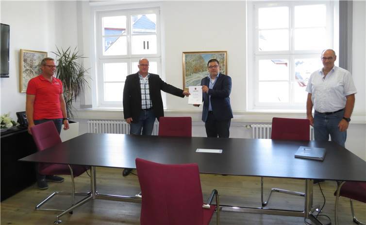 Gratulation und Überreichung der Standesbeamten-Urkunde: (v.l.): Fachbereichsleiter Dirk Hansen, Bürgermeister Guido Nisius, der neue Standesbeamte Jürgen Neiß und Fachbereichsleiter Bernhard Jüngling. Foto: VG Adenau