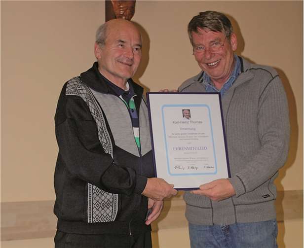 Gratulation und Überreichung der Urkunde an Heinz Thomas (l.) durch den Vorsitzenden Hermann Thesing.privat