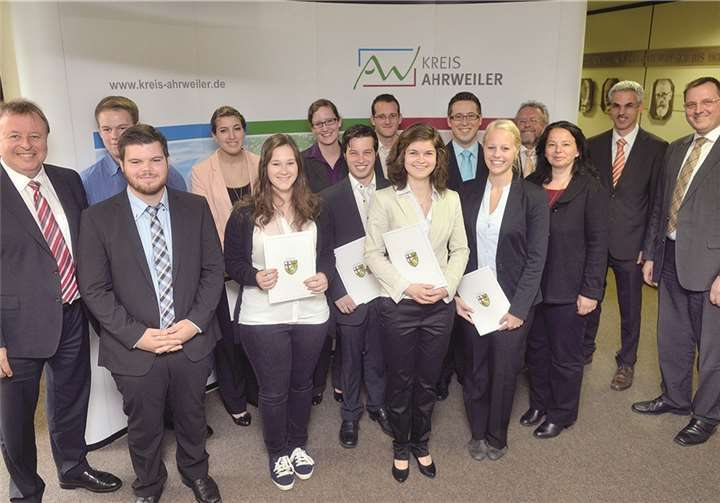 Gratulation und herzlich Willkommen: Landrat Dr. Jürgen Pföhler (l.) gemeinsam mit den Absolventen, neuen Auszubildenden, Ausbildern und Personalvertretern.KV-AW