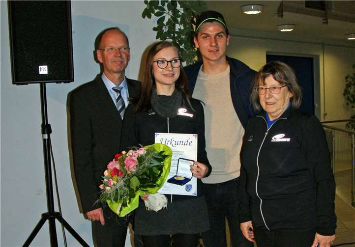 Gratulation von Thilo Becker an Weltmeisterin Claudia Pfeifer zusammen mit Ihrem Bruder und Trainerin Heidrun Schneider.
