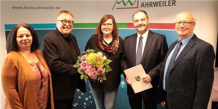 Gratulation zum 25. Dienstjubiläum (von links): Gleichstellungsbeauftragte Rita Gilles, Landrat Dr. Jürgen Pföhler, Heike Schäfer, Günter Gran, Personalrat Burkhard Müller.