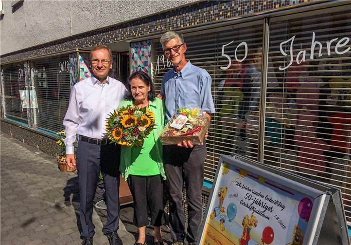 Gratulation zum 50 jährigen Jubiläum: Bürgermeister Anderas Geron und der Vorsitzender der Aktivgemeinschaft Reiner Friedsam mit Inhaberin Marlis Britz. privat