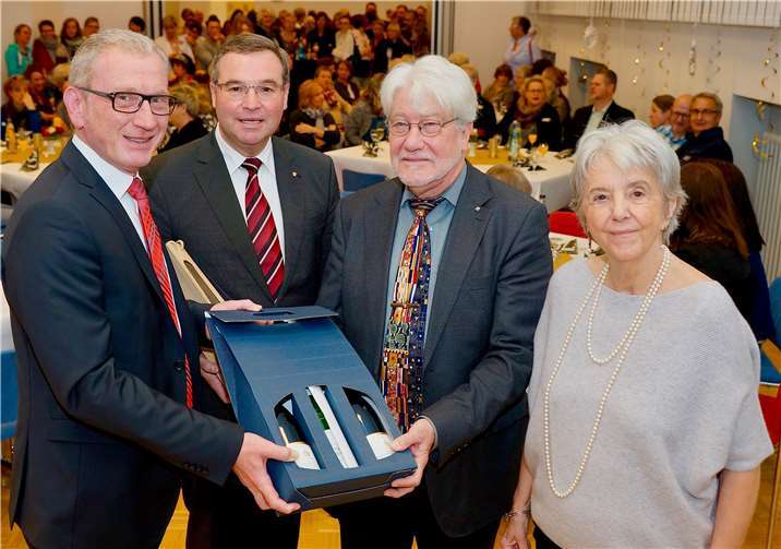 Gratulation zum 70. Geburtstag: Bürgermeister Guido Orthen (v. l.) sowie Kreisbeigeordneter und Landtagsabgeordneter Horst Gies würdigten die vielfältigen Verdienste Dr. Christoph Smolenskis. Mit dem Jubilar freute sich dessen Ehefrau Dr. Susanna Smolenski.GK