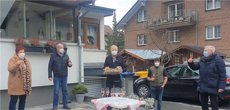 Gratulation zum 80. Geburtstag durch Vorstandsmitglieder des Verkehrsvereins. Von links nach rechts: Ingrid Näkel-Surges, Helmut Fischer, Franz Trarbach, Christian Poppelreuter, Manfred Wolff. Foto: privat