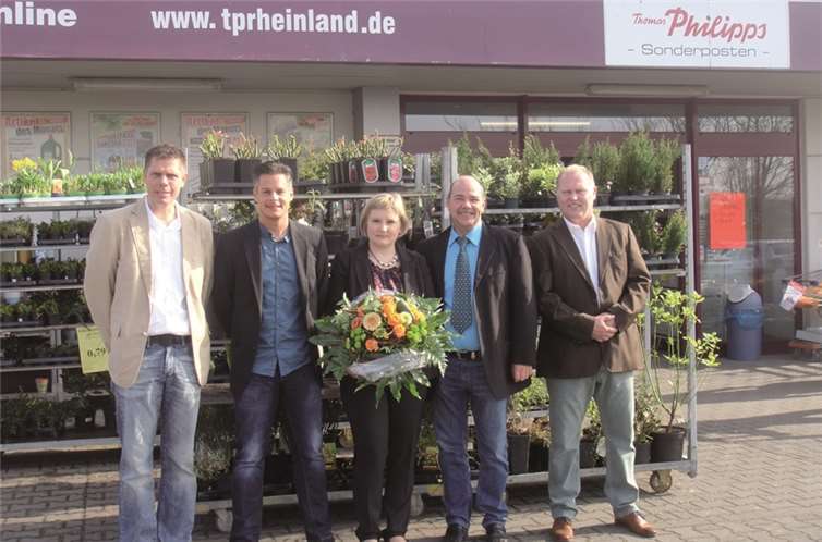 Gratulation zum Dienstjubiläum (v. l.): Michael Hennen (Marktmanager), Rolf Geyer (Geschäftsinhaber), Irina Diel, Matthias Schimke (Assistent der Geschäftsleitung) und Nobert Kowalsky (Marktleiter). privat