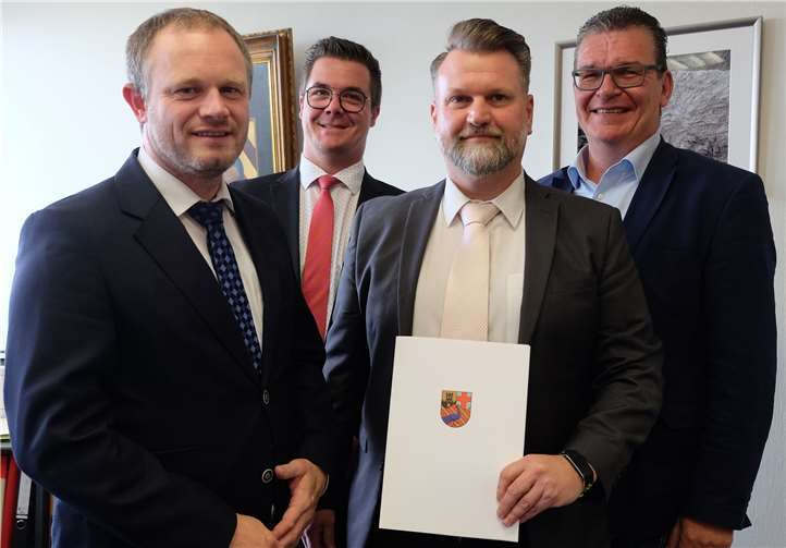 Gratulation zum Dienstjubiläum (v. l.): Oberbürgermeister Jan Einig, Peter Jung, Fachbereichsleiter Kommunales, Jubilar Dennis Kerres und Personalratsvorsitzender Jörg Hergott. Stadt Neuwied