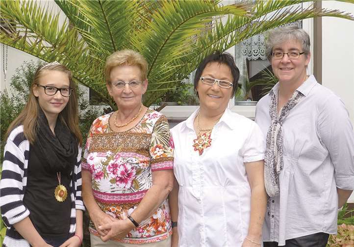 Gratulation zum Geburtstag (v.l.n.r.): Kinderprinzessin Anna I., Marga Kelter, Prinzessin Erika I., Hofdame Judith. privat