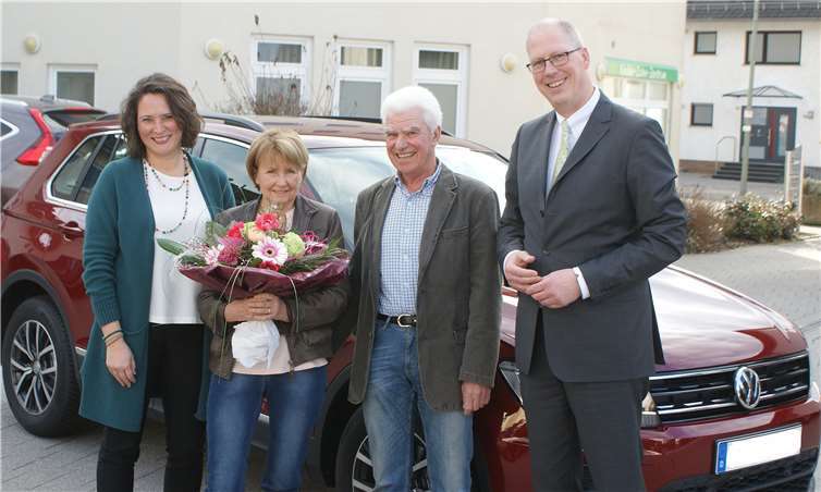 Gewinnsparen brachte einen Neuwagen Gratulation zum Neuwagen: (von links) Kundenberaterin Michaela Hahn, Karin und Wigbert Buhr sowie Wilhelm Höser, Vorstandssprecher der Westerwald Bank. Foto: Westerwald Bank