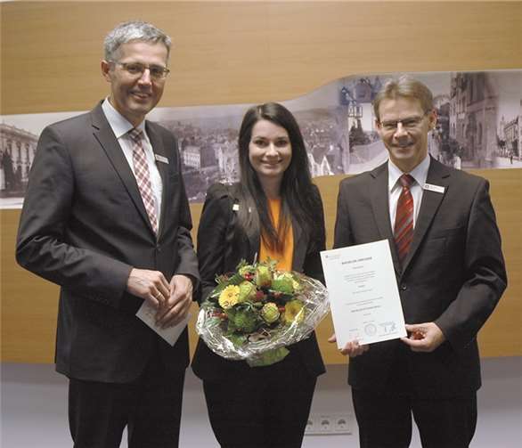 Gratulation zum erfolgreichen Abschluss des Studiums: Vorstandsmitglied Karl-Josef Esch (links) und Leiter des Personalmanagements Karl-Heinz Nigbur (rechts) gratulieren persönlich.