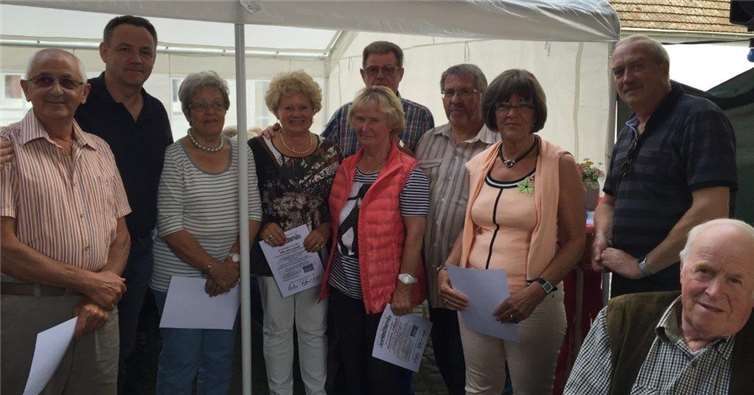 Gratulation zum runden Geburtstag: Ulla Litterscheidt, Annegret Raabe, Uwe Abert, Josef Simons, Christine Rösner und Brunhilde Schmidt. privat