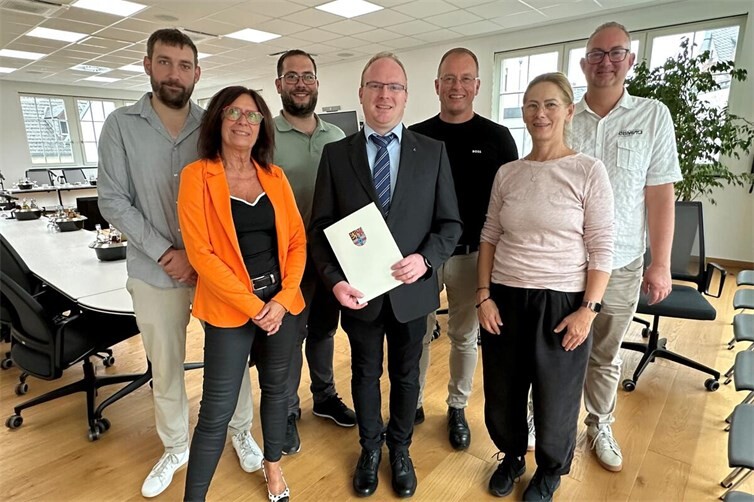 Gratulation zur Beförderung zum Verwaltungsrat (von links): Florian Rieser, Personalratsvorsitzender, Ute Dernbach, Teilbereichsleiterin Familie, Schule und Soziales, Stefan Frey, Personalsachbearbeiter, Christopher Wittig, Jörg Lempertz, Bürgermeister VG Mendig, Caroline Hamann, Gleichstellungsbeauftragte VG-Verwaltung Mendig, und Christian Gelhard, Personalsachbearbeiter.