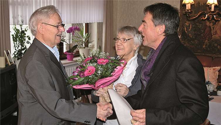 Gratulation zur Diamant-Hochzeit: Erwin Terschanski, Eva Terschanski und Ortsvorsteher Gunter Windheuser. privat
