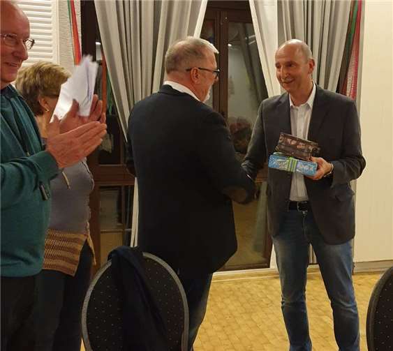 Gratulation zur Ehrenmitgliedschaft an „Germania Urgestein“ Peter Stäblein. Foto: privat