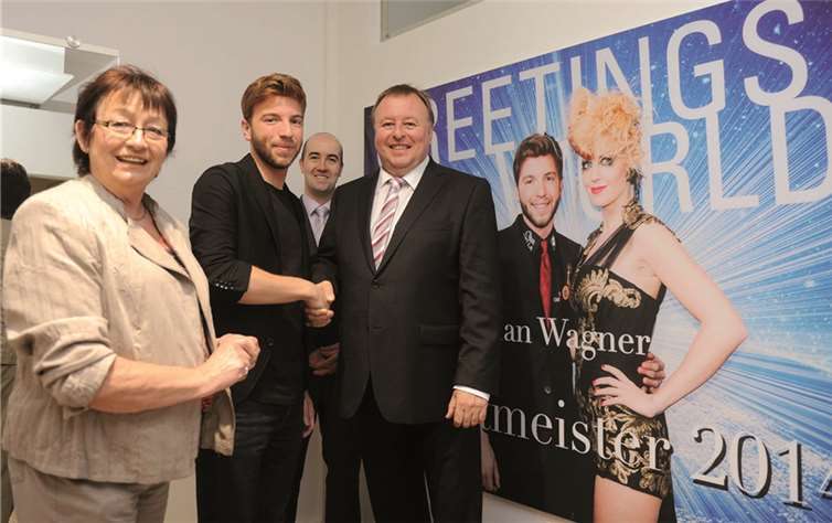 Gratulation zur Weltmeisterschaft: Landrat Dr. Jürgen Pföhler (r.) gratuliert Julian Wagner (2.v.l.) gemeinsam mit Beigeordneter Charlotte Hager (l.) und Kreiswirtschaftsförderer Tino Hackenbruch (2.v.r.). KV-AW