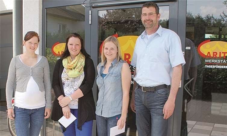 Gratulation zur bestandenen Abschlussprüfung: v.li. Jana Kehl (Abteilungsleiterin) Stephanie Kutscher, Janine Reuter, Frank Zenzen (Einrichtungsleiter). privat