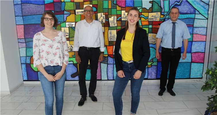 Gratulation zur bestandenen Prüfung: Hannah Böber (v.li.n.re.), Büroleiter Armin Seiwert, Laura Kapp und Bürgermeister Johannes Bell. Foto: privat