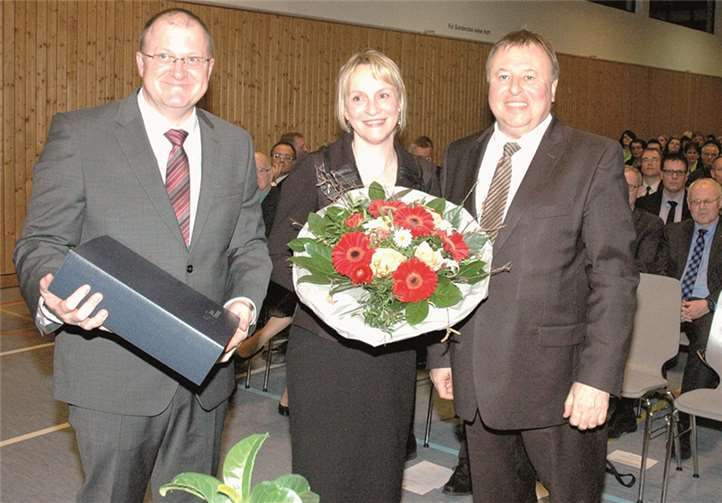 Gratulationen von Landrat Dr. Jürgen Pföhler (r.) gab es nicht nur für den neuen Amtsinhaber, sonder auch für dessen Ehefrau Claudia.