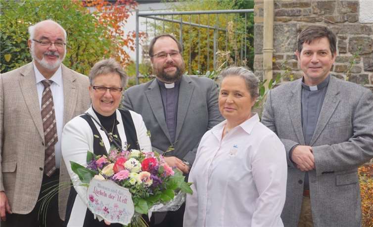 Gratulationen zur Aufnahme. (v.l.n.r.) Dierdorfs Pfarrer Thomas Corsten, Petra Collinet, Pfarrer Andreas Burg, Ute Görgens und Pfarrer Marco Hartmann. STUKO