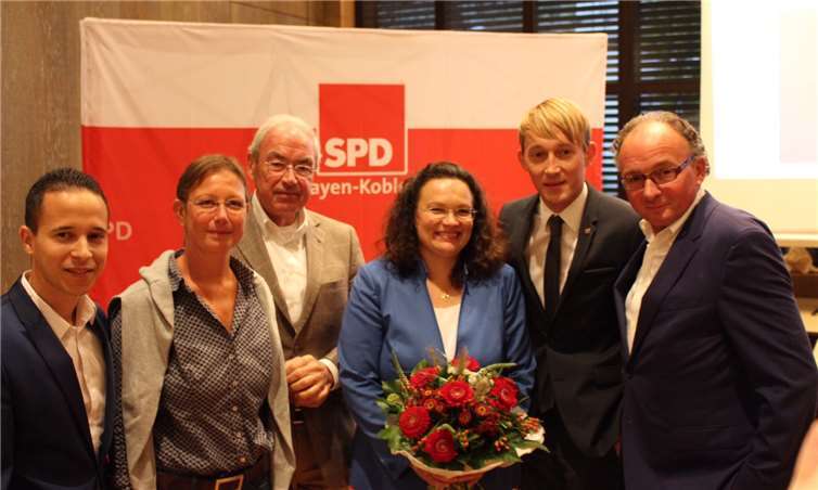 Gratulationen zur Nomihnierung (v. l.): Faisal El Kasmi, Karin Küsel-Ferber, Gernot Mittler, Staatsminister a.D., Andrea Nahles, MdB, Marc Ruland, MdL, und den Andernacher Oberbürgermeister Achim Hütten.privat