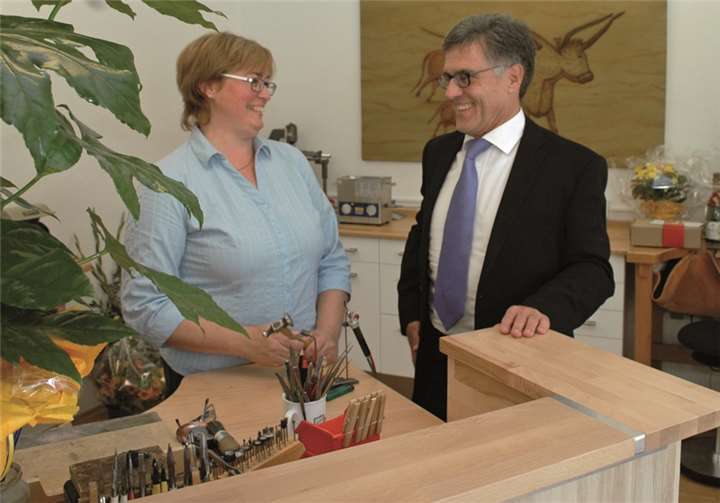 Gratulationsbesuch: Sinzig Bürgermeister Wolfgang Kroeger schaute sich am Eröffnungstag in der Schmuckwerkstatt von Gisela Raabe um. BL