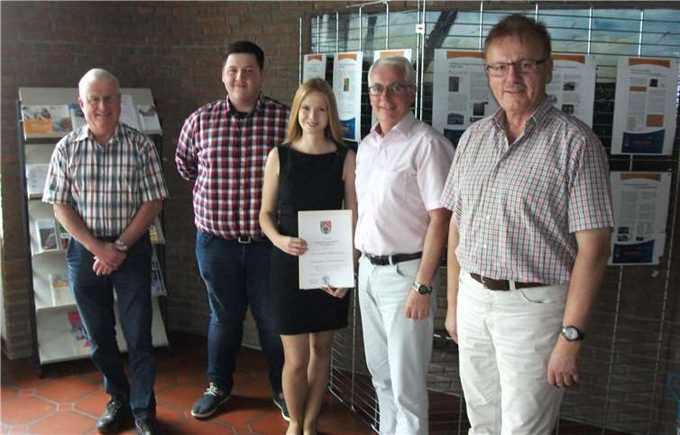 Gratulieren Felix Schneider und Franziska Klein (v.l.): Werkleiter Eckhard Gönner, Bürgermeister Volker Mendel und Büroleiter Wolfgang Müller.privat