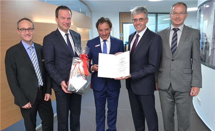 Gratulieren ihrem Kollegen Frank Mörsch (M.) zu seinem 25-jährigen Dienstjubiläum. Udo Lohner - stv. Vorstandsmitglied, Christoph Weitzel - Vorstandsmitglied, Jubilar Frank Mörsch - stv. Vorstandsmitglied, Karl-Josef Esch - Vorstandsvorsitzender und Michael Katz - stv. Vorstandsmitglied (v. l. n. r.).Foto: Ralph Kuenzel