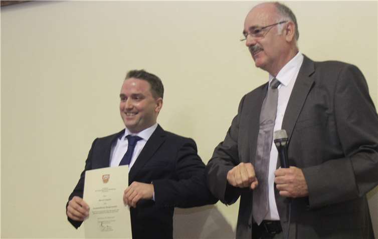 Gratulieren in Corona-Zeiten: Mit dem Ellbogen statt Handschlag gratuliert der erste Beigeordnete Hans.Josef Marx (r.) dem soeben vereidigten Bürgermeister der Verbandsgemeinde Bad Breisig, Marcel Caspers (l.).Fotos: KMI