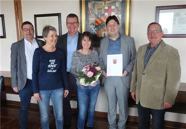 Gratulierten Barbara Lippok (Mitte) zu ihrem Jubiläum: Joachim Datzert, stellvertretender Amtsleiter, Stefanie Stavenhagen, stellvertretende Vorsitzende Personalrat, Jörg Hergott, Vorsitzender Personalrat, Bürgermeister Michael Mang und Hans-Peter Schmitz, Amtsleiter (v. li.).Foto: privat