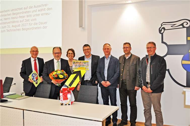 Gratulierten Heinz-Petzer Witt (2. V. l.) als erstes: (v.l.) Bürgermeister Bert Spilles und das Dezernatsteam mit Waltraud Leersch, Andreas Satzer, Ullrich Hagedorn, Marcus Witsch und Gerd Gerres. Foto: Stadt Meckenheim