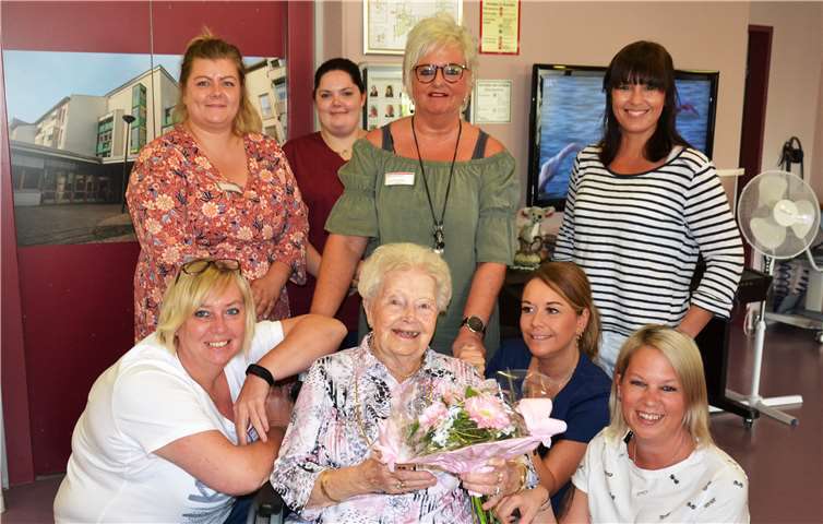 Gratulierten Hilde Hennerici zu ihrem 100. Geburtstag: A. Kail, (li.), C. Mintgen Henigin (Mitte), J.De Boer von der Weiden (re.) und die Pflegemitarbeiter des Wohnbereiches. Foto: AWO SZ Sterngarten
