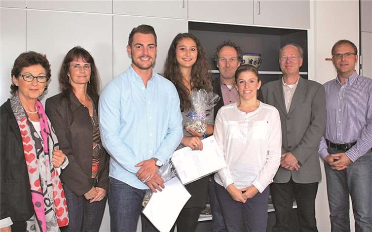 Gratulierten Laura Dresen und Johannes Hüllen (3. und 4.v.l.) zum erfolgreichen Ausbildungsabschluss: (Von links) Bürgermeisterin Renate Offergeld, Sabine Radermacher, Beigeordneter Jörg Ostermann, Sandra Pung, Peter Schulz und Markus von Wirtz. GW