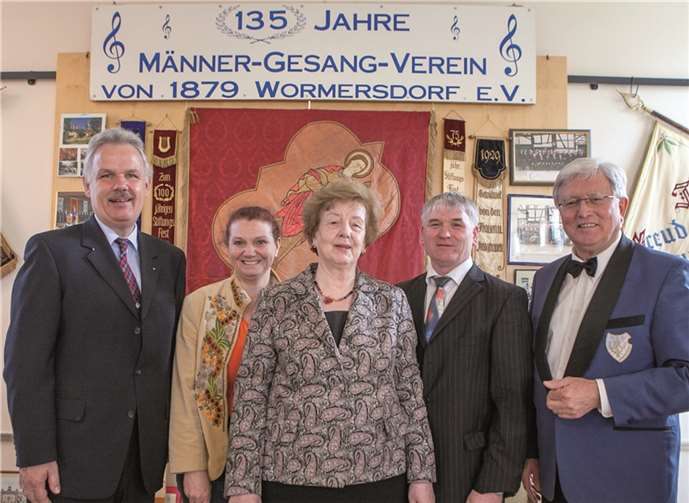 Gratulierten dem MGV Wormersdorf (v.l.): Stefan Raetz, Martina Zavelberg-Pütz, Betty Grohs, Klaus Frech und Dieter Coellejan.