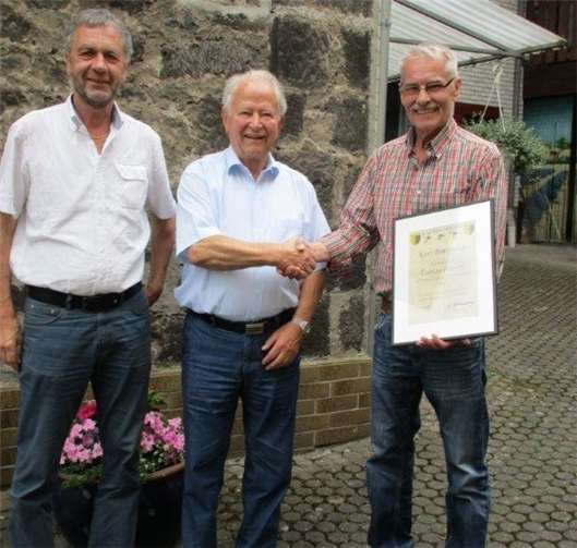 Gratulierten dem neuen Ehrenmitglied (v.l.): Geschäftsführer Rudi Vogel, Kurt Breitbach und Vorsitzender Winfried Aldenhoven. privat
