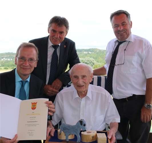 Gratulierten zum 100sten Geburtstag von Paul Glasmachers: Bürgermeister Andreas Geron, Ortsvorsteher Gunter Windheuser und Kreisbeigeordneter Friedhelm Münch. Stadt Sinzig