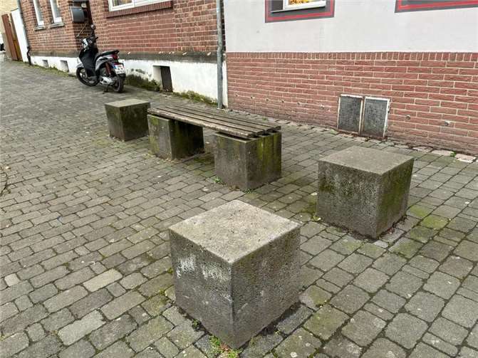 Sinzig auf dem Weg zur Mosaikstadt Grau in Grau präsentieren sich diese Betonquader eingangs der Renngasse. Das soll sich ändern. Foto: Barbara Henschke