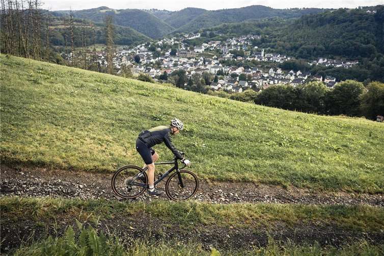 Gravelbiking im Wiedtal mit Blick auf Waldbreitbach. Foto: Sophie Gateau