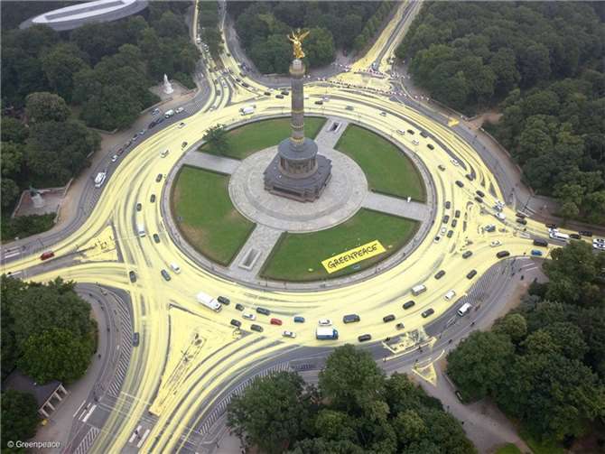 Greenpeace-Aktivisten haben heute rund um die Siegessäule in Berlin mit 3500 Litern umweltfreundlicher Farbe ein Symbol für die Energiewende geschaffen. Foto: © Greenpeace Deutschland