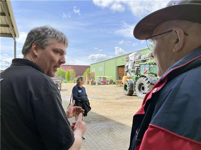 Gregor Adams beantwortet Fragen den Teilnehmenden während einer Betriebsführung. Fotos: Bistum Trier/Julia Fröder