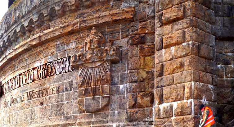 Gregor Bendel beim Fegen des Kaiser-Wilhelm-Denkmals in Porta Westfalica. Fotos: Künstlerforum Remagen e.V.