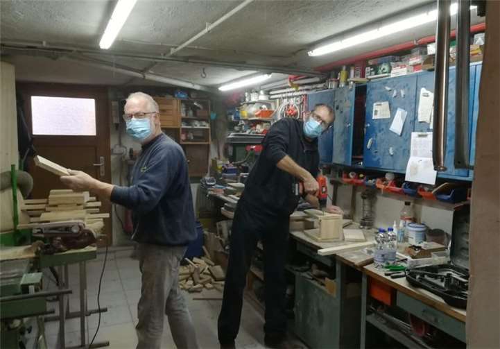 Gregor Berlin und Heinz Henritzi bei der Herstellung der Nitzkästen. Fotos: privat