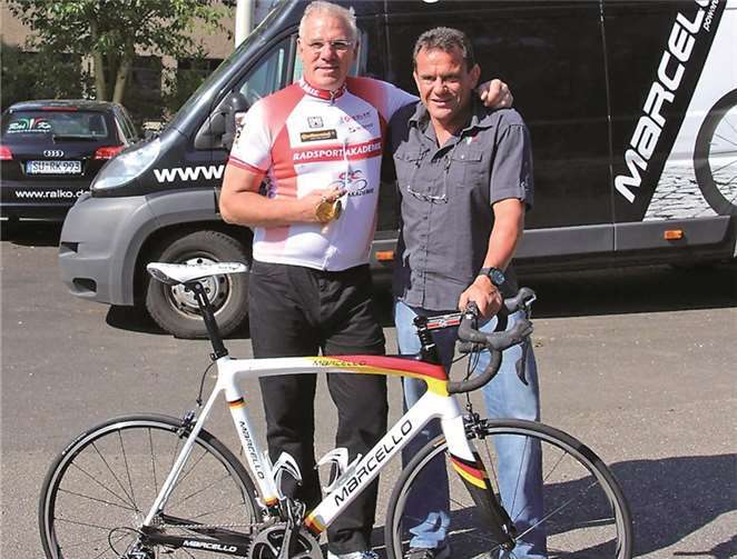 Gregor Braun präsentierte seine zwei Goldmedaillen.privat