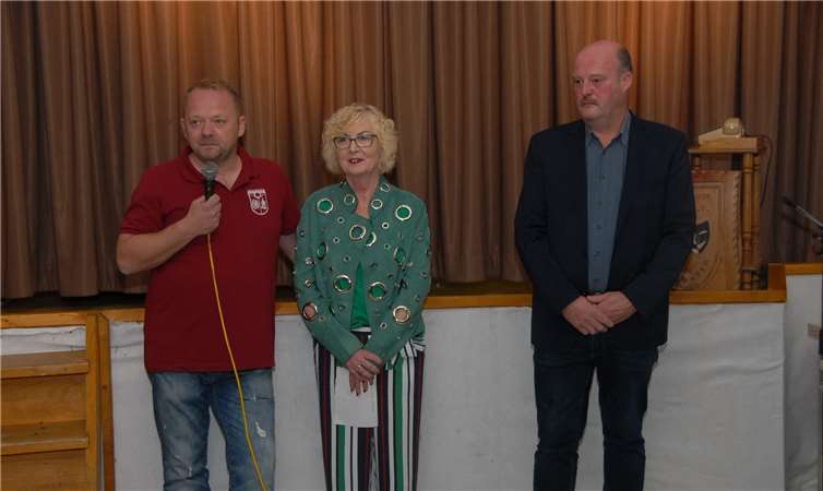 Gregor Holschbach (li.) vom Verein „Unser Brückrachdorf“, Ortsvorsteher Thomas Kreten (re.) und ein Mitglied der Theatergruppe begrüßten die Gäste in der Sängerhalle.
